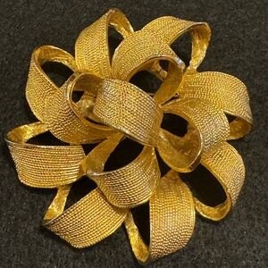 Vintage signed Donald Stannard gold tone textured layered ribbon brooch